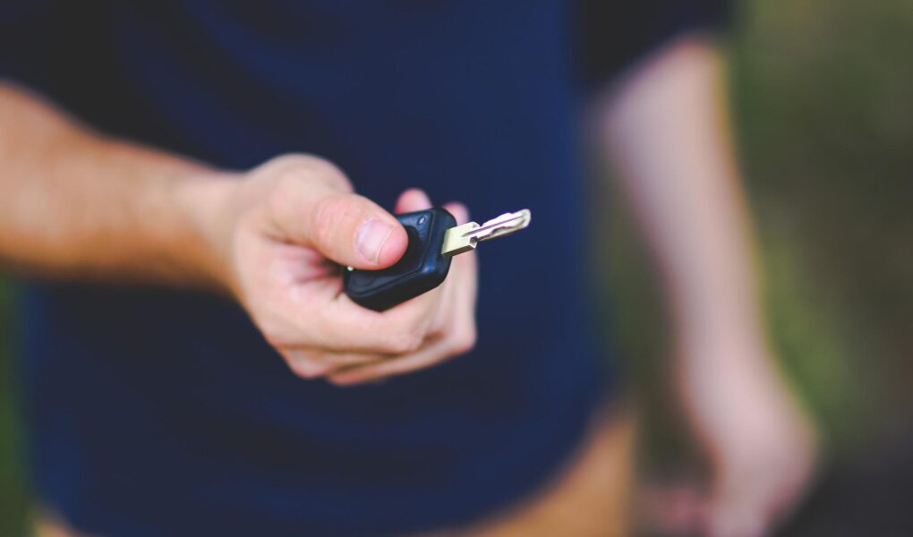 Zatrzaśnięty klucz w samochodzie – co robić?