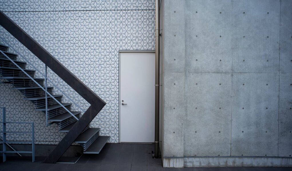 Drzwi przeciwpożarowe EI30 jednoskrzydłowe – skuteczna ochrona stref pożarowych