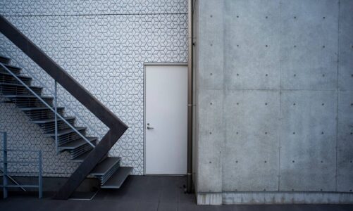 Drzwi przeciwpożarowe EI30 jednoskrzydłowe – skuteczna ochrona stref pożarowych